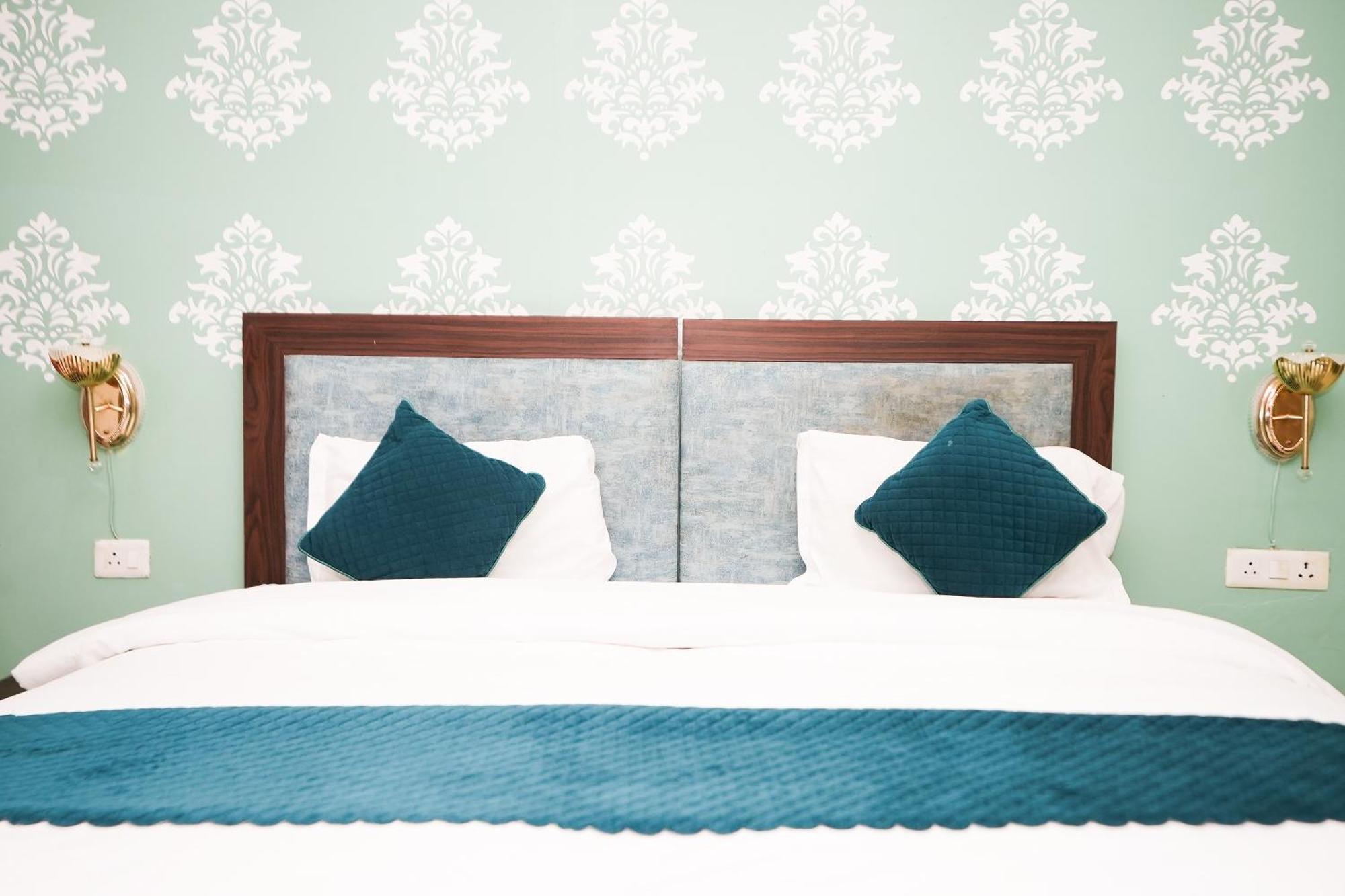 Tanvi Premium Residency Near Artemis Hospital, Gurugram Hotel Гургаон Екстериор снимка