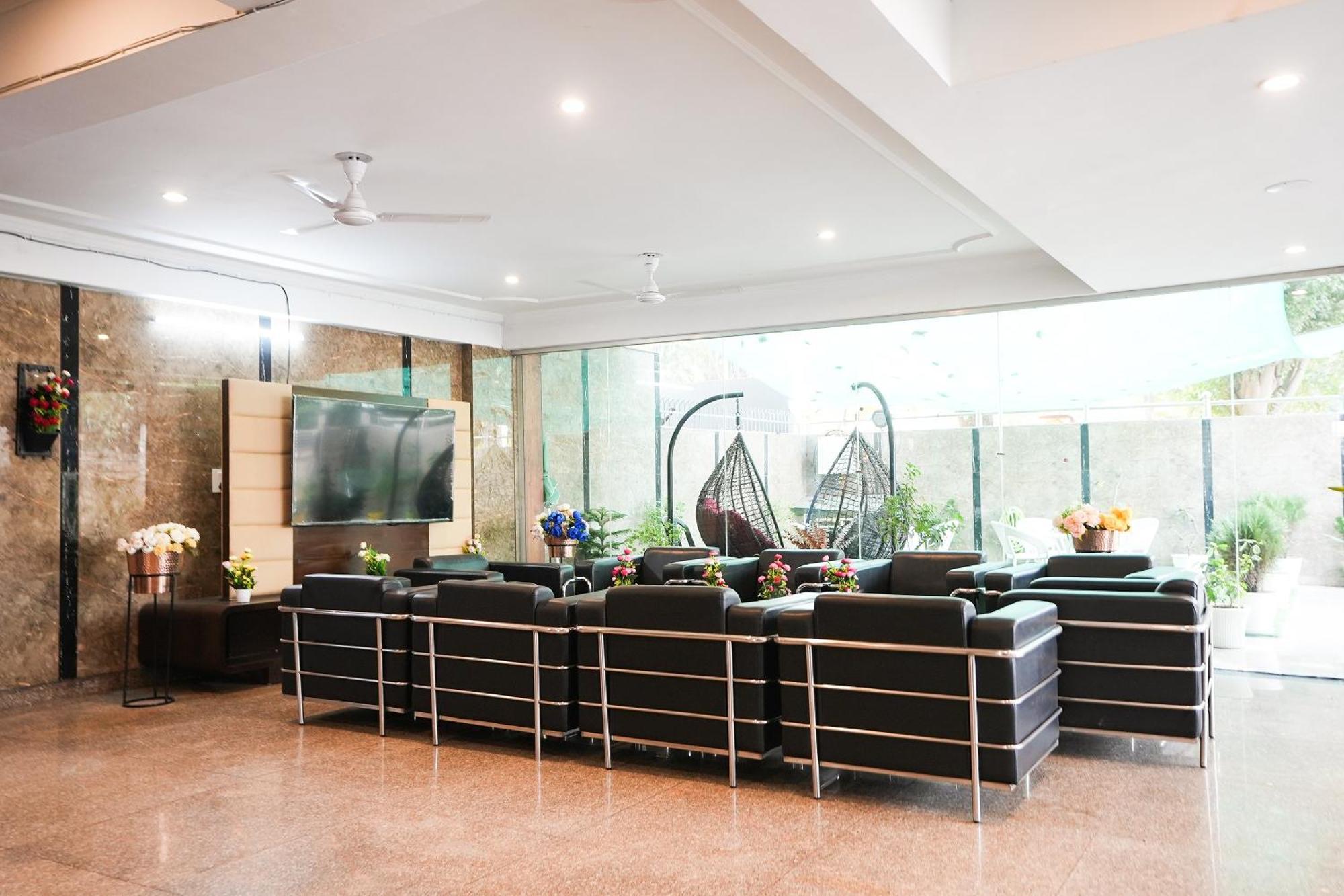 Tanvi Premium Residency Near Artemis Hospital, Gurugram Hotel Гургаон Екстериор снимка