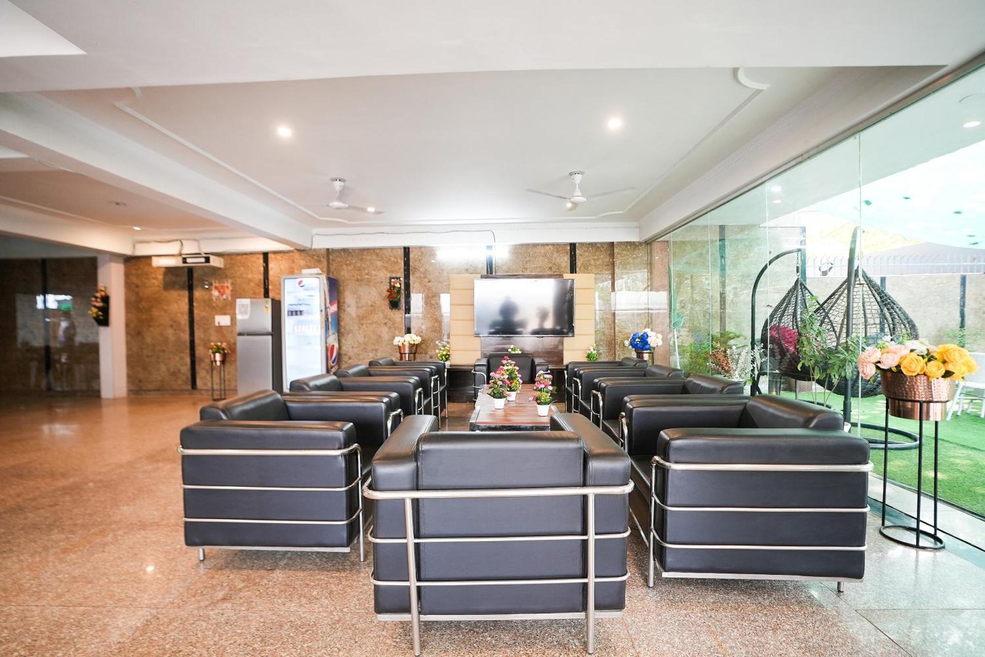 Tanvi Premium Residency Near Artemis Hospital, Gurugram Hotel Гургаон Екстериор снимка
