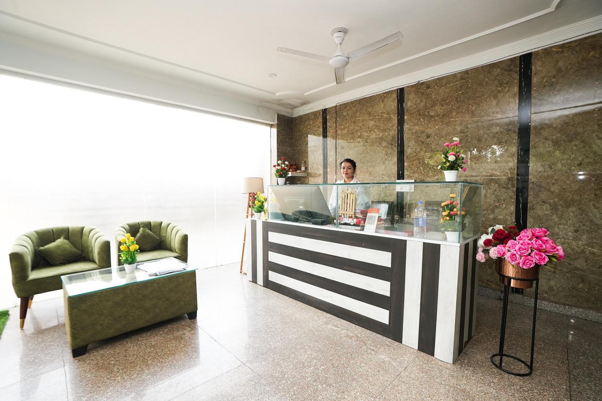 Tanvi Premium Residency Near Artemis Hospital, Gurugram Hotel Гургаон Екстериор снимка