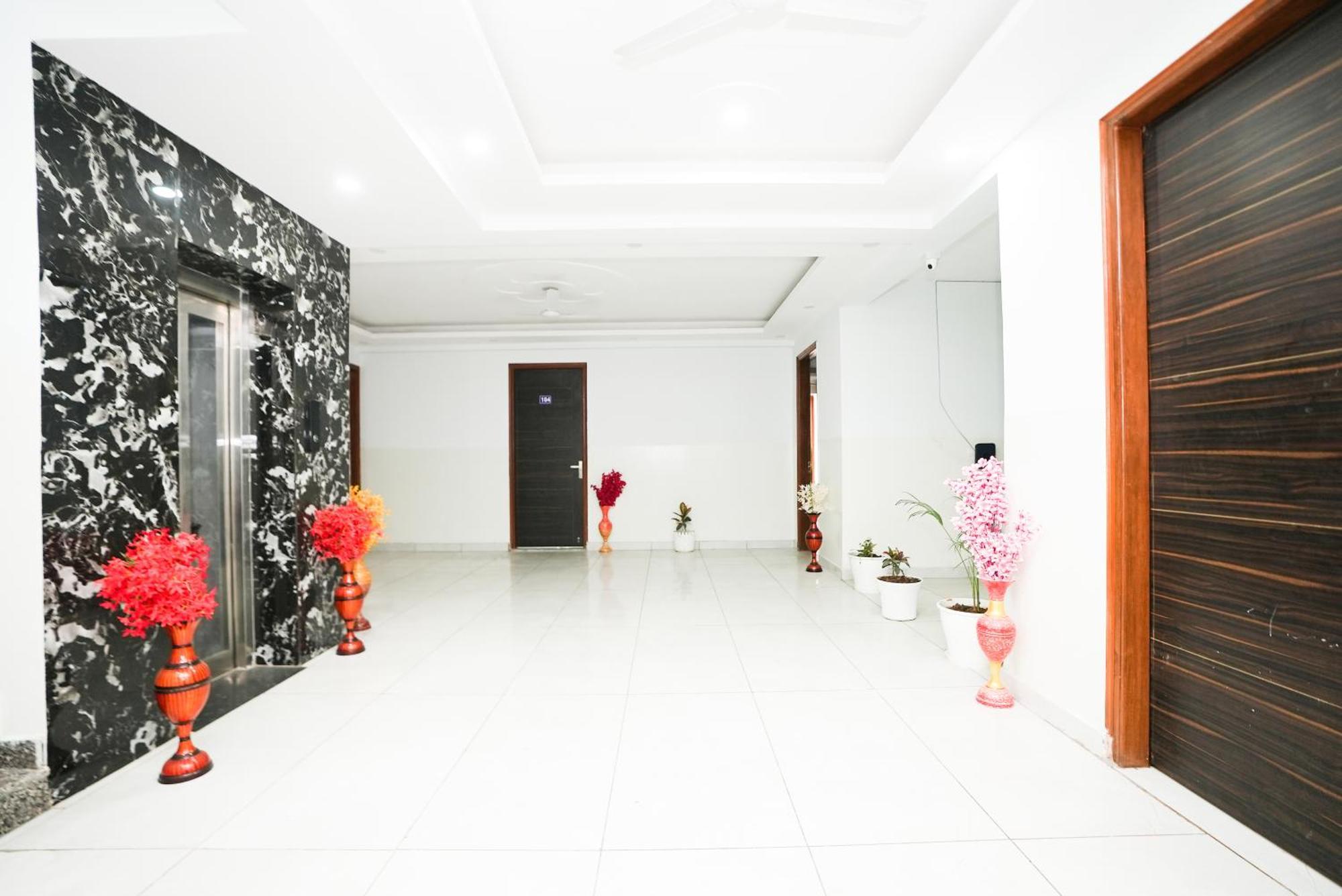 Tanvi Premium Residency Near Artemis Hospital, Gurugram Hotel Гургаон Екстериор снимка
